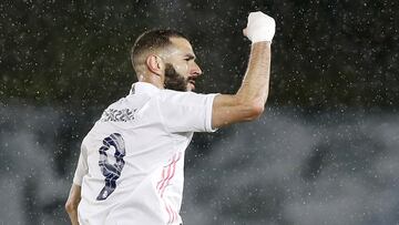 Benzema celebra el 1-1 al Chelsea bajo la intensa lluvia de Valdebebas.