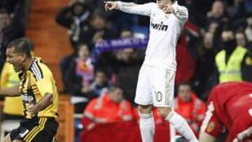 <b>SOBRESALIENTE. </b>Ha vuelto el mejor Özil. Anoche le dio el pase de gol a Cristiano en el 2-1 y marcó el 3-1 de espléndido zurdazo. En la imagen, celebra su tanto.