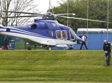 La nota anecdótica en el entrenamiento del Leicester sucedió cuando un helicóptero sobrevoló la sesión de trabajo del equipo inglés. Poco a poco fue descendiendo hasta aterrizar en uno de los campos anexos al que se estaba ejercitando el conjunto inglés. Poco después salió uno de los hijos del dueño del Leicester, Aiyawatt Srivaddhanaprabha.