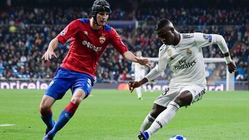 El defensa del CSKA, Mario Fernandes, intenta frenar a Vinicius.