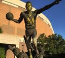 Atacan la estatua de Magic Johnson en Michigan State
