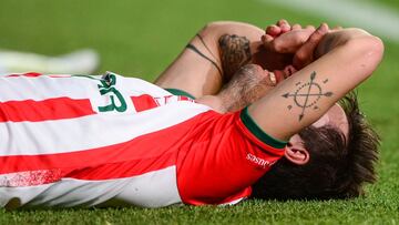 El defensa español del Necaxa defendió un balón en la línea final de la cancha. Lo que parecía una jugada habitual, terminó con un aparatoso corte en su rodilla derecha.
