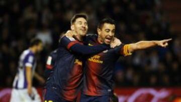 Messi abraza a Xavi, que se&ntilde;ala y con la mirada busca a Jordi Alba despu&eacute;s de que el capit&aacute;n ayer hiciese el primer gol del partido para los azulgrana.