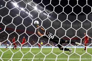 1-1. Unai Simón no puede evitar que el balón que chuta Ritsu Doan desde la frontal del área, termine alojado en el fondo de su portería.