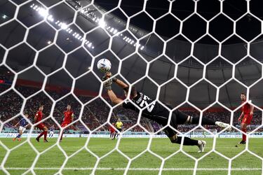 1-1. Unai Simón no puede evitar que el balón que chuta Ritsu Doan desde la frontal del área, termine alojado en el fondo de su portería.