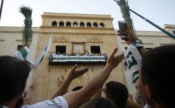 Los jugadores del Elche celebraron con la ciudad su vuelta a la categoría de plata.