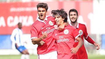 Jota y Jo&atilde;o F&eacute;lix, con el juvenil del Benfica.