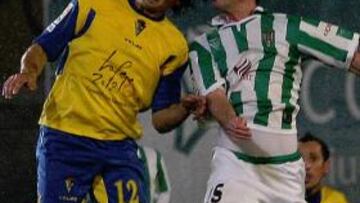 <b>PARTIDO INTENSO. </b>El cadista Toedtli y el cordobesista Carpintero pugnan por un balón aéreo durante un lance del partido.