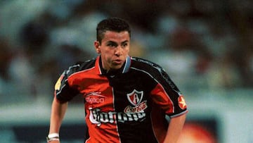 El defensor surgido de Atlas fue seguido durante toda su carrera por el Bigotón, pues en su etapa con selección mexicana se ganó el lugar y después fue llevado por el mismo entrenador al futbol argentino donde jugó con Velez Sarsfield