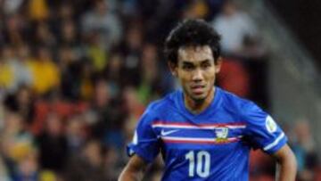 Teerasil Dangda conduce el bal&oacute;n en el partido entre Tailandia y Australia de calilficaci&oacute;n para la Copa de Asia 2014.