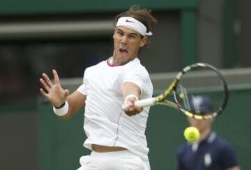 El tenista español Rafael Nadal devuelve la bola al belga Steve Darcis, durante el partido de primera ronda del torneo de tenis de Wimbledon