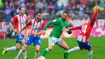 GIRONA, 31/03/2024.- El centrocampista del Betis Isco (c) ante la marca de los jugadores del Girona, durante el partido de la jornada 30 de LaLiga EA Sports entre el Girona y el Betis, este domingo en el estadio de Montilivi en Girona.-EFE/ David Borrat