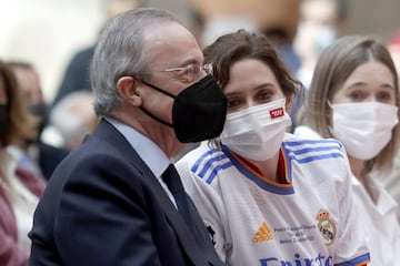 Isabel Díaz Ayuso charla con el presidente del Real Madrid, Florentino Pérez. 