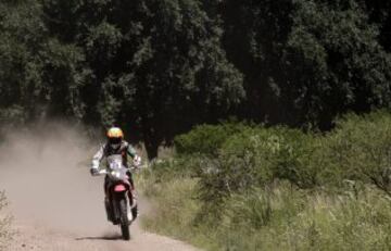 La piloto española Laia Sanz del equipo Team HRC en acción hoy, viernes 16 de enero de 2015, durante la etapa doce del Rally Dakar 2015, entre Río Hondo y Rosario (Argentina).