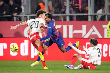 El delantero blanquirrojo corta una jugada con una entrada desmedida a Lamine Yamal. El arbitro, Soto Grado, le enseña la cartulina roja y, entre tanto, se monta una bronca que al final acaba en nada.