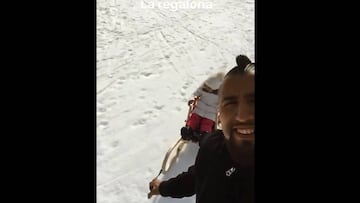 Vidal disfruta los días libres en la nieve junto a sus hijos