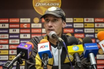 El incansable volante argentino jugó para varios equipos en Liga MX, destacando en Pachuca, mismo club en el que empezó su carrera dirigiendo en divisiones inferiores. Posteriormente, tuvo l oportunidad en Cafetaleros y actualmente dirige a Dorados de Sinaloa, y tras cinco partidos se ubican en 12° puesto con cinco unidades.