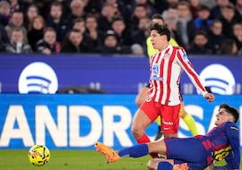 Las polémicas del Barça - Atlético, de la jornada 19 de LaLiga EA Sports: todos los penaltis, expulsiones y jugadas controvertidas