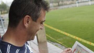 <b>EL DÍA DESPUÉS. </b>Ballesteros mira la tabla y recuerda el recibimiento que tuvo el equipo el domingo.