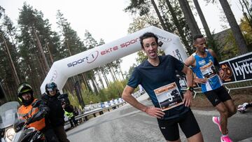 Kilian Jornet toma aire tras cruzar la meta en su primer 10K en asfalto.