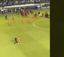 El video que muestra la terrible agresión de un hincha de Santos a jugador de La Calera
