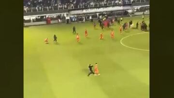 El video que muestra la terrible agresión de un hincha de Santos a jugador de La Calera