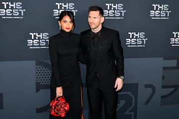 Antonela Roccuzzo y Lionel Messi posando a su llegada a la ceremonia de los Premios The Best.