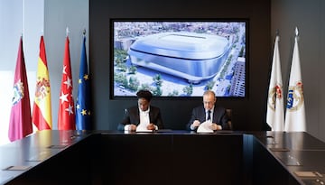 Endrick Felipe y Florentino Pérez, firmando el contrato. 