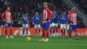 MADRID, 19/12/2023.- El delantero francés del Atlético de Madrid, Antoine Griezmann, durante el encuentro correspondiente a la jornada 18 en Primera División que disputan hoy martes Atlético de Madrid y Getafe CF en el estadio Metropolitano de Madrid. EFE/Kiko Huesca.
