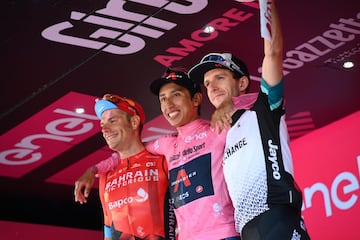 El corredor del Team INEOS - Grenadiers hizo historia en el deporte colombiano y se coronó campeón del Giro de Italia. Bernal mantuvo la ventaja en la clasificación general y tras la contrarreloj en la última etapa, se quedó con el título. 