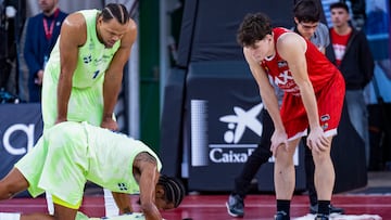 MANRESA (BARCELONA), 01/12/2024.- El escolta español del Barça Darío Brizuela se lesiona durante el encuentro de la jornada 9 de la Liga Endesa entre el Baxi Manresa y Barça, disputado este domingo en el Pabellón Nou Congost de Manresa. EFE/Siu Wu