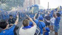 Aficionados del Getafe recibiendo al equipo al llegar al Coliseum. 