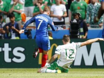 Shane Duffy comete falta sobre Antoine Griezmann ganándose la expulsión y concediendo un penalti a Francia.