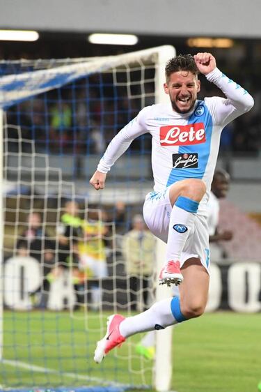 Mertens marvellous as Napoli cut through Fiorentina