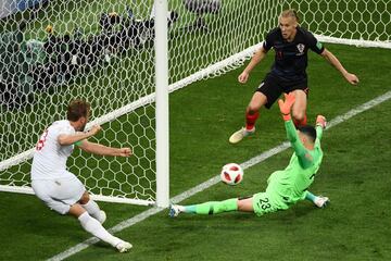 Harry Kane con Danijel Subasic y Domagoj Vida.