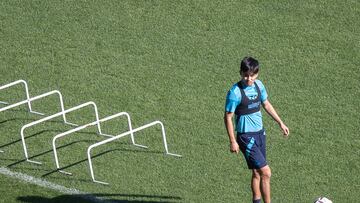 SAN SEBASTI?N, 02/11/2022.- El centrocampista japon¨¦s de la Real Sociedad Take Kubo ha entrenado apartado del grupo este mi¨¦rcoles en las instalaciones de Zubieta, en su ¨²ltimo entrenamiento antes del choque con el Manchester United en San Sebasti¨¢n, partido de la Liga Europa. EFE/ Javier Etxezarreta