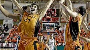 <b>IMPARABLES. </b>Blanco y Tskitishvili luchan por un rebote.