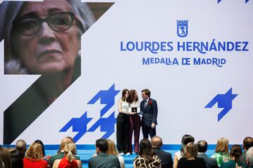 El alcalde de Madrid, José Luis Martínez-Almeida, entrega la medalla a título póstumo para la feminista Lourdes Hernández, a su hija y a su nieta, durante el acto de entrega de las medallas de Honor, Oro y Plata durante la Festividad de San Isidro.