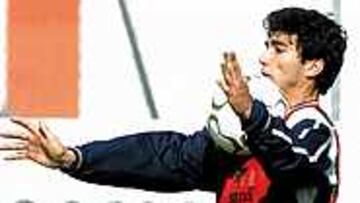 <B>ENFADO</b>. Reyes no pudo reprimirse; respondió con dureza a Ito y criticó que los árbitros no corten las jugadas violentas.