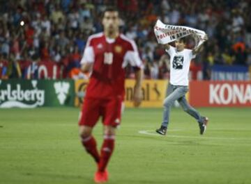 Un espontáneo con una pancarta en la que reza: "Libertad para Shant Harutyunyan y todos los presos políticos en Armenia".