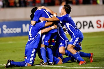 En cuartos de final de Copa Libertadores 2010, la U logró una espectacular victoria 3-2 sobre Flamengo en Maracaná. Ese año los azules llegarían a semifinales. Marcaron Mauricio Victorino, Rafael Olarra y Alvaro Fernández.