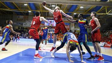 Daniel Clark coge un rebote durante el Montakit Fuenlabrada-MoraBanc Andorra.