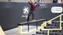 Skater patinando en la final del ImaginExtreme Barcelona 2018, con paneles publicitarios de Imagin y Ajuntament de Barcelona al fondo. 