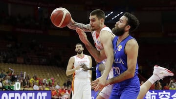 Juancho Hernang&oacute;mez trata de superar la defensa de Gigi Datome.