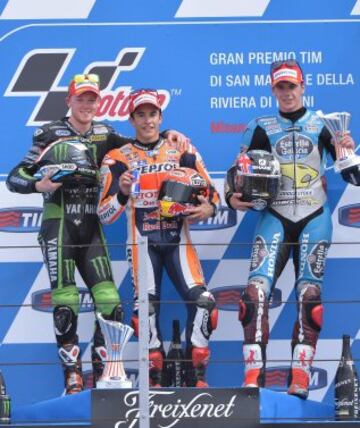 Los ganadores, Bradley Smith de Moto3, Marc Márquez en MotoGP y Scott Redding en Moto2.