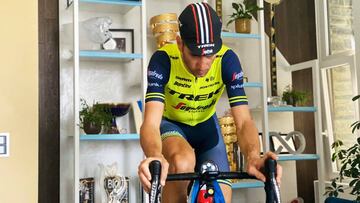 Vincenzo Nibali hace rodillo en su casa durante la cuarentena.