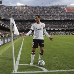 Celades da un respiro a Parejo, que tiene un golpe en el tobillo