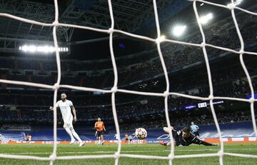 Benzema anot¨® el gol 1000 del Real Madrid en Europa, durante el partido de la fase de grupos de la Champions League entre el Real Madrid y el shakhtar en el estadio Santiago Bernab¨¦u.
