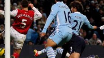 <b>CON LA CAÑA. </b>Silva marcó con un remate dentro del área pequeña, como los goleadores.