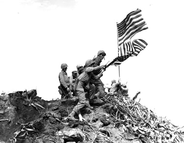 La historia de la foto más icónica de la Segunda Guerra Mundial con la bandera de EEUU en Iwo Jima: “No fue posada”